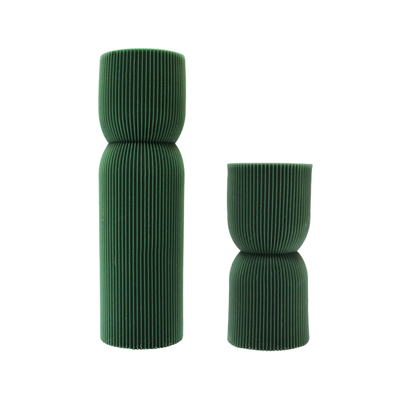 Bougie pilier symétrique à rayures vert foncé